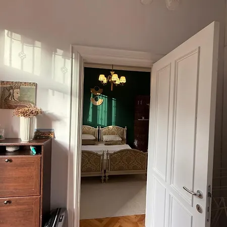 Authentic Interbelic In The Center