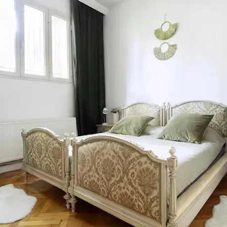 Authentic Interbelic In The Center Appartement *