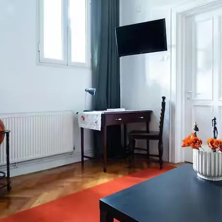 Authentic Interbelic In The Center Appartement