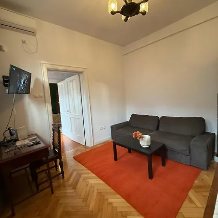 Authentic Interbelic In The Center Appartement