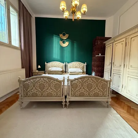 Authentic Interbelic In The Center Appartement