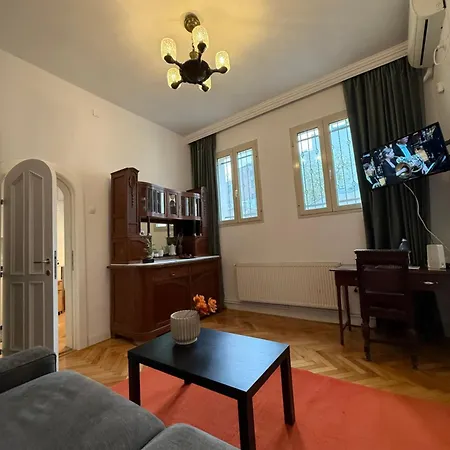 Authentic Interbelic In The Center Appartement