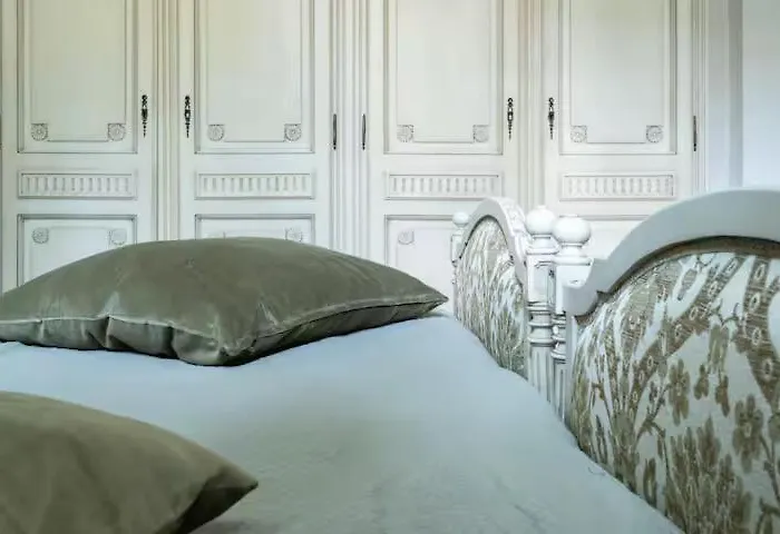 Authentic Interbelic In The Center *