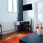 Authentic Interbelic In The Center Apartamento