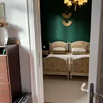 Authentic Interbelic In The Center Apartamento