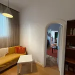 Authentic Interbelic In The Center Apartamento