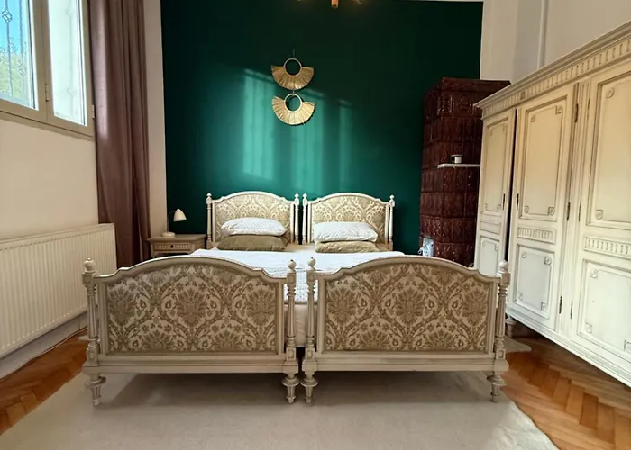 Authentic Interbelic In The Center شقة