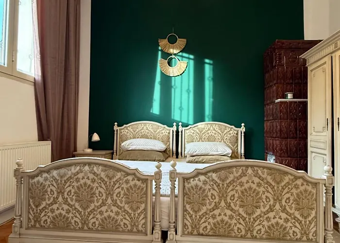 Authentic Interbelic In The Center شقة